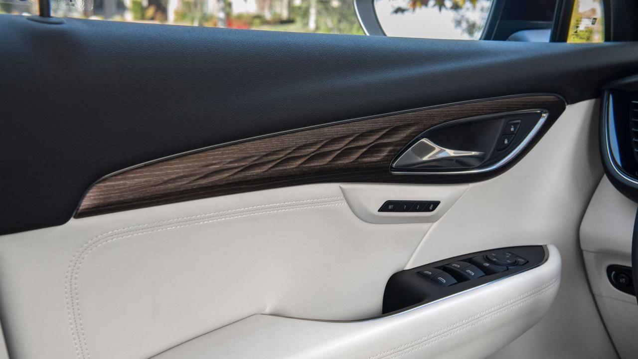 2021-buick-envision-avenir-interior (5).jpg