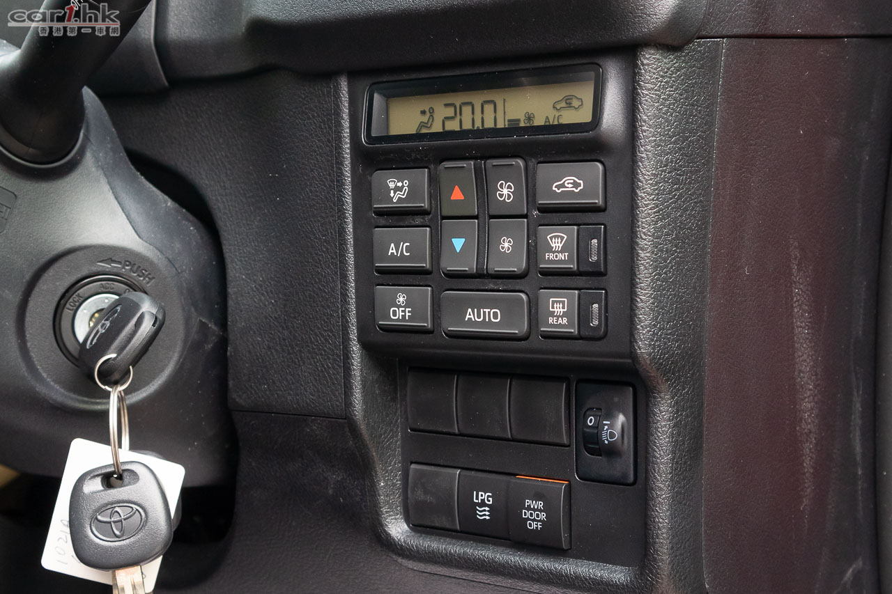 toyota-comfort-hybrid-taxi-2019-15.jpg