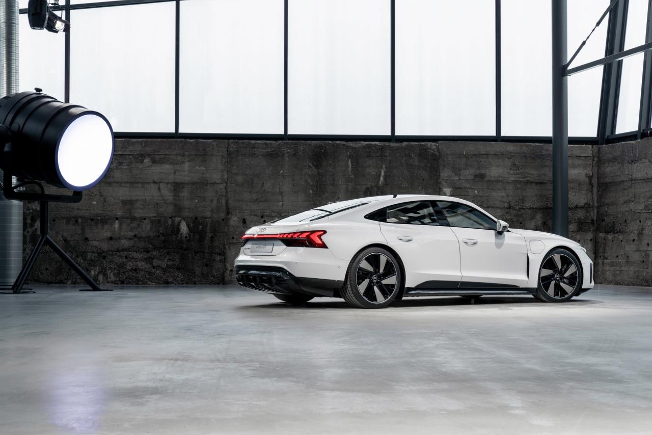 2022-Audi-e-tron-GT-16.jpg