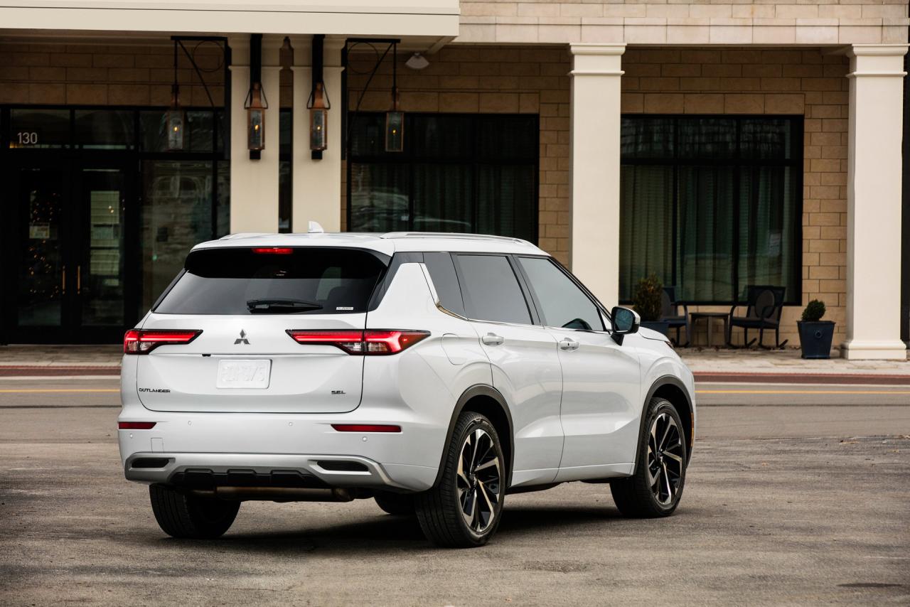 2022-Mitsubishi-Outlander-12-SUV-CarScoops.jpg