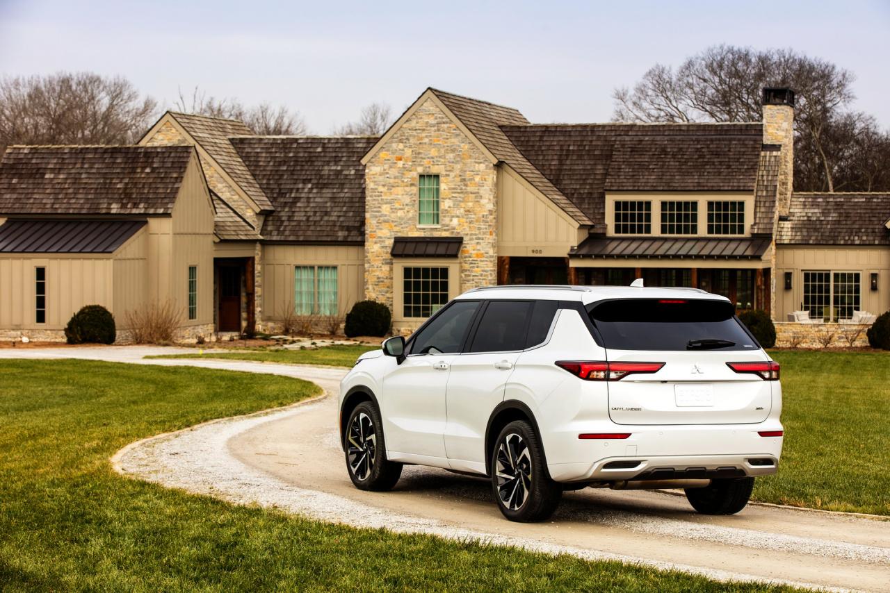2022-Mitsubishi-Outlander-3-SUV-CarScoops.jpg