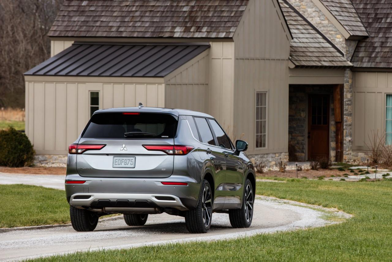 2022-Mitsubishi-Outlander-5-SUV-CarScoops.jpg