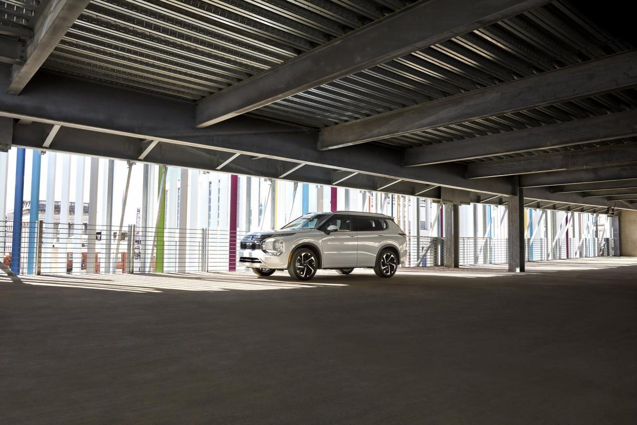 2022-Mitsubishi-Outlander-62-SUV-CarScoops.jpg