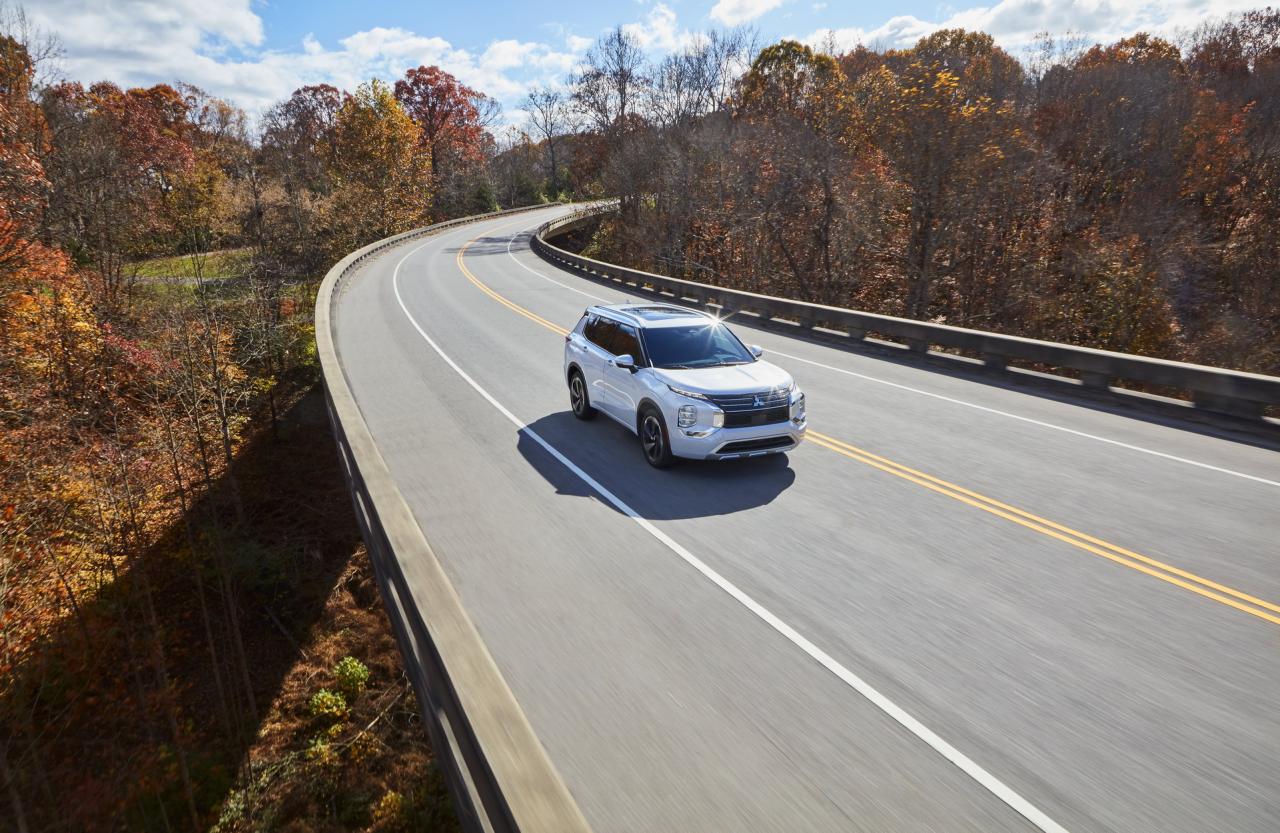2022-Mitsubishi-Outlander-65-SUV-CarScoops.jpg