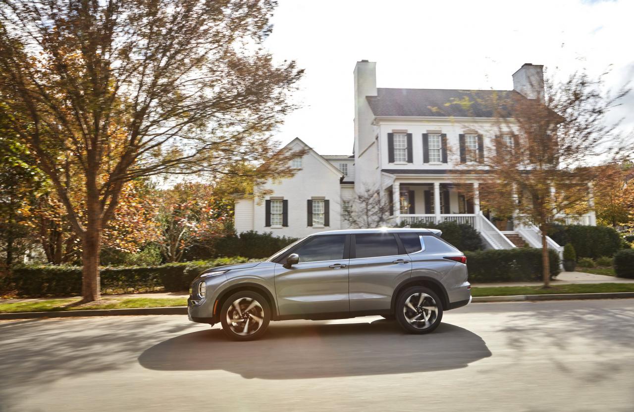 2022-Mitsubishi-Outlander-69-SUV-CarScoops.jpg