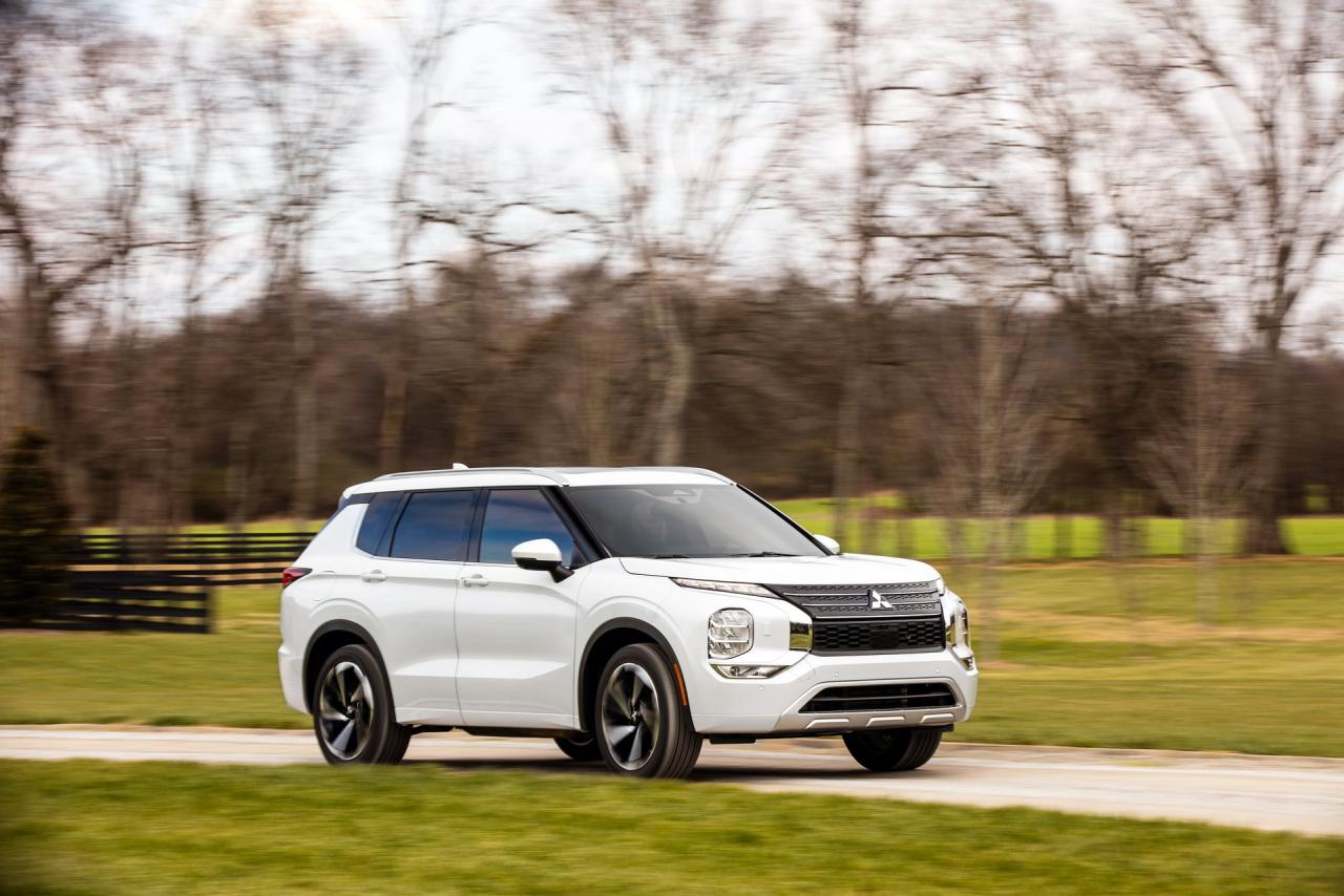 2022-Mitsubishi-Outlander-7-SUV-CarScoops.jpg