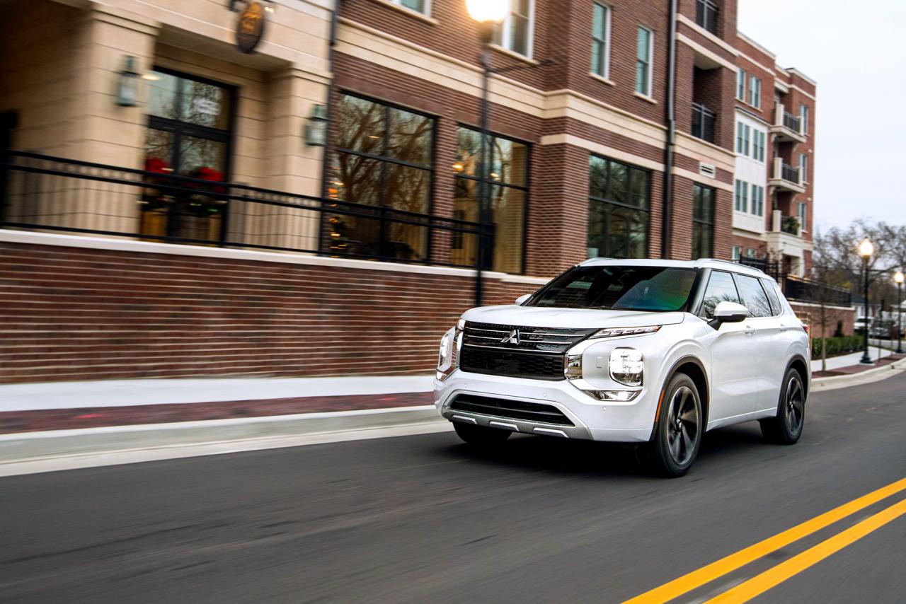 2022-Mitsubishi-Outlander-71-SUV-CarScoops.jpg