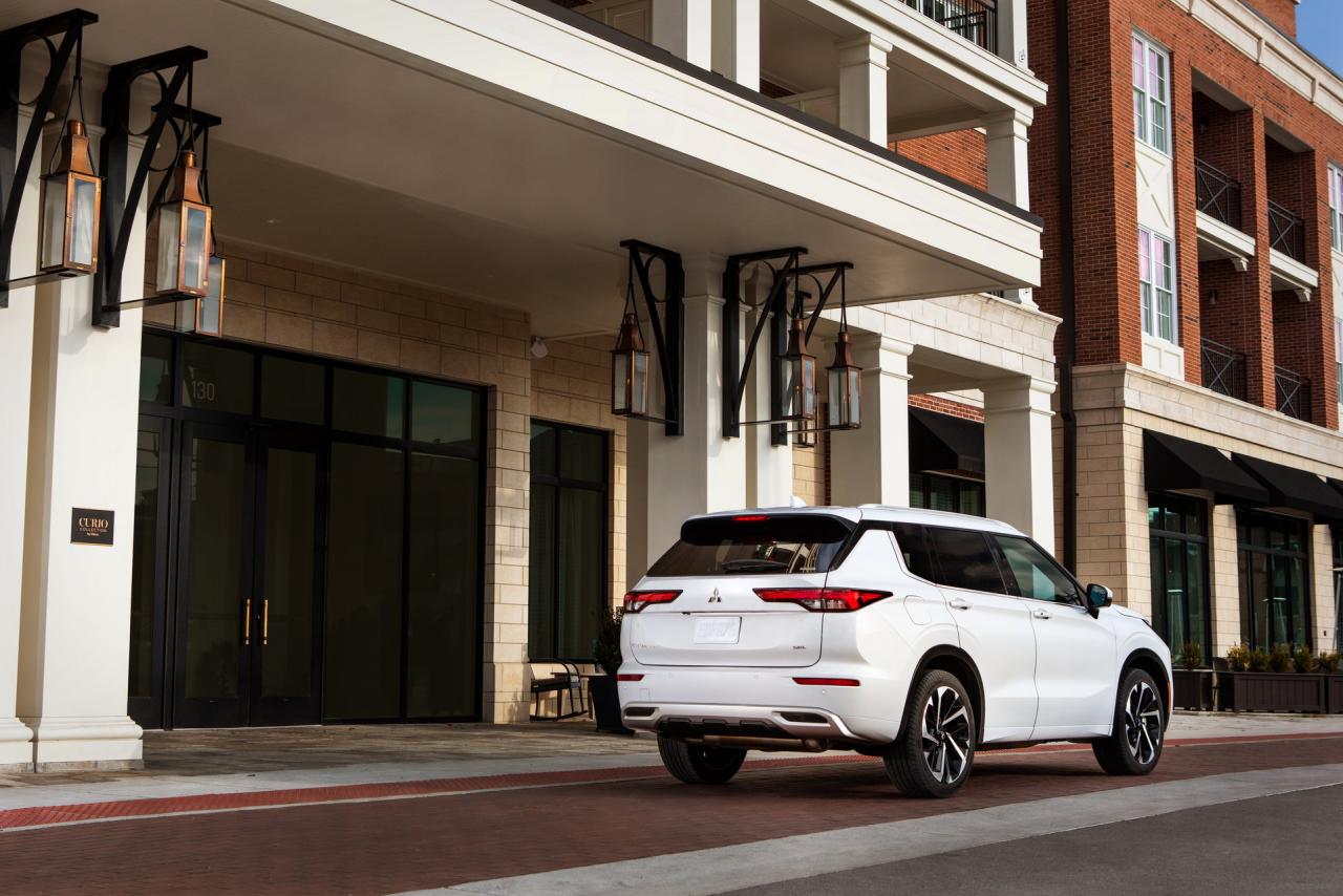 2022-Mitsubishi-Outlander-9-SUV-CarScoops.jpg