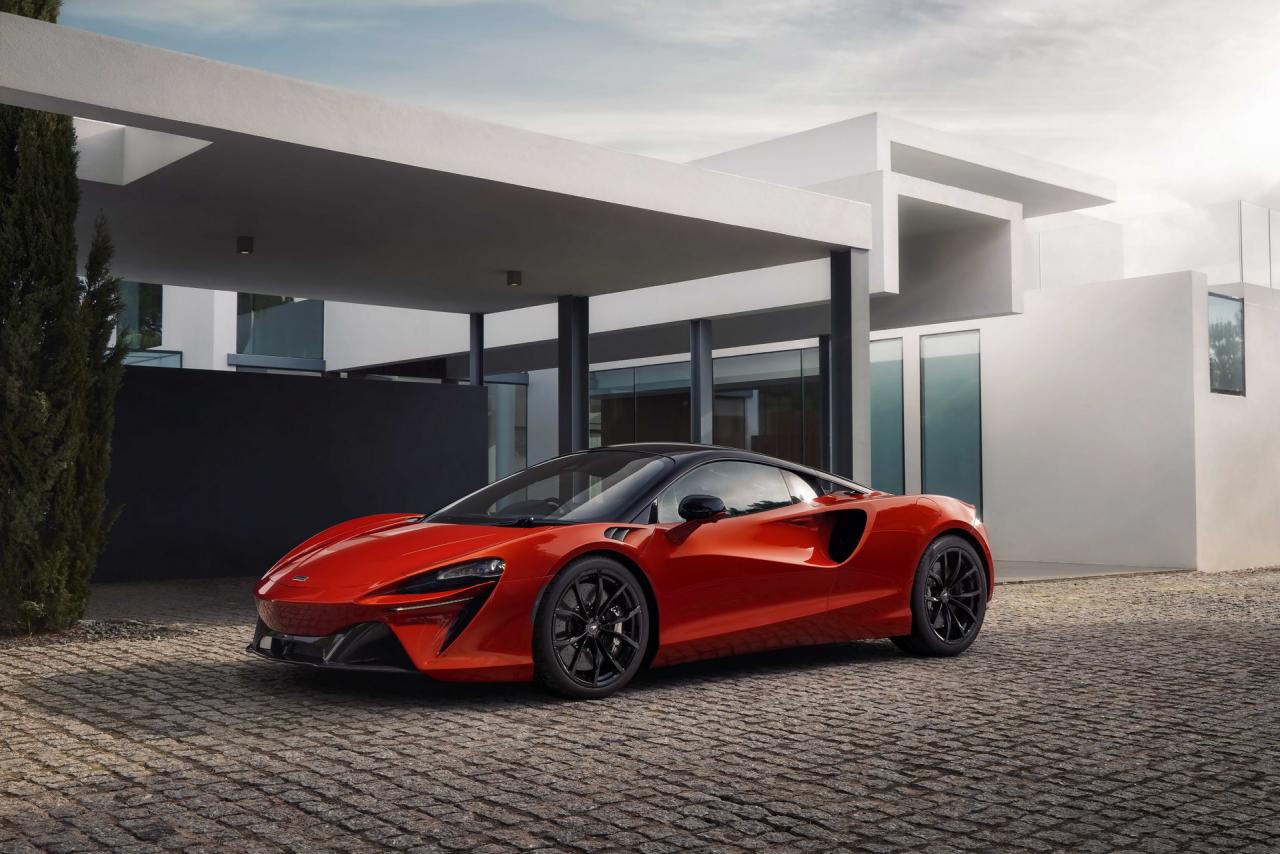 McLaren-Artura-1-PHEV-CarScoops.jpg
