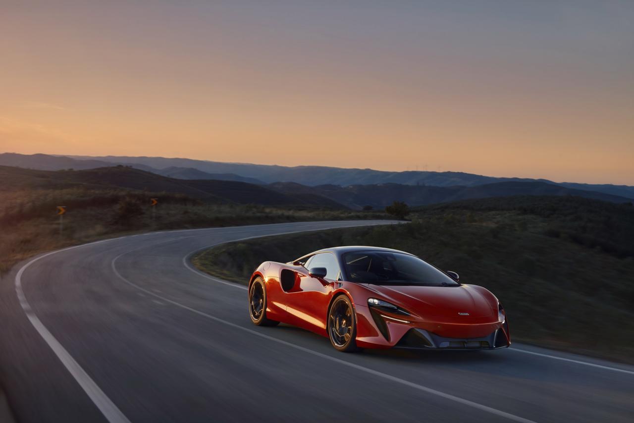 McLaren-Artura-14-PHEV-CarScoops.jpg