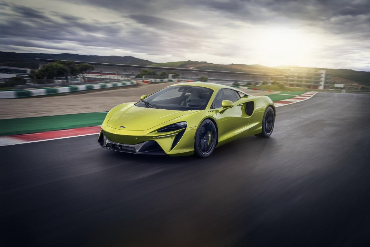 McLaren-Artura-22-PHEV-CarScoops.jpg