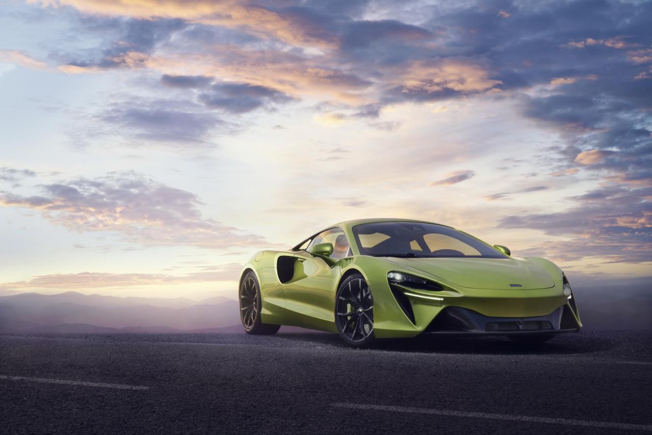 McLaren-Artura-23-PHEV-CarScoops.jpg