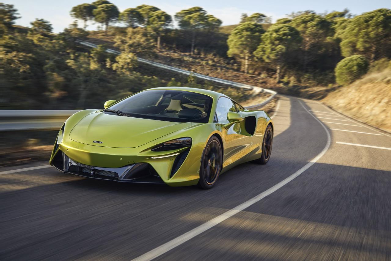 McLaren-Artura-25-PHEV-CarScoops.jpg