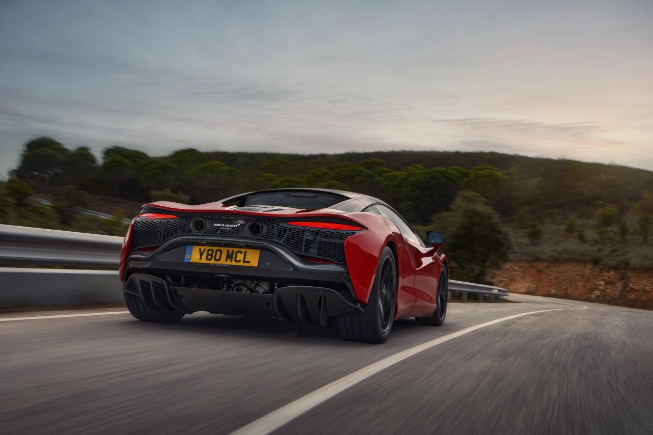 McLaren-Artura-6-PHEV-CarScoops.jpg