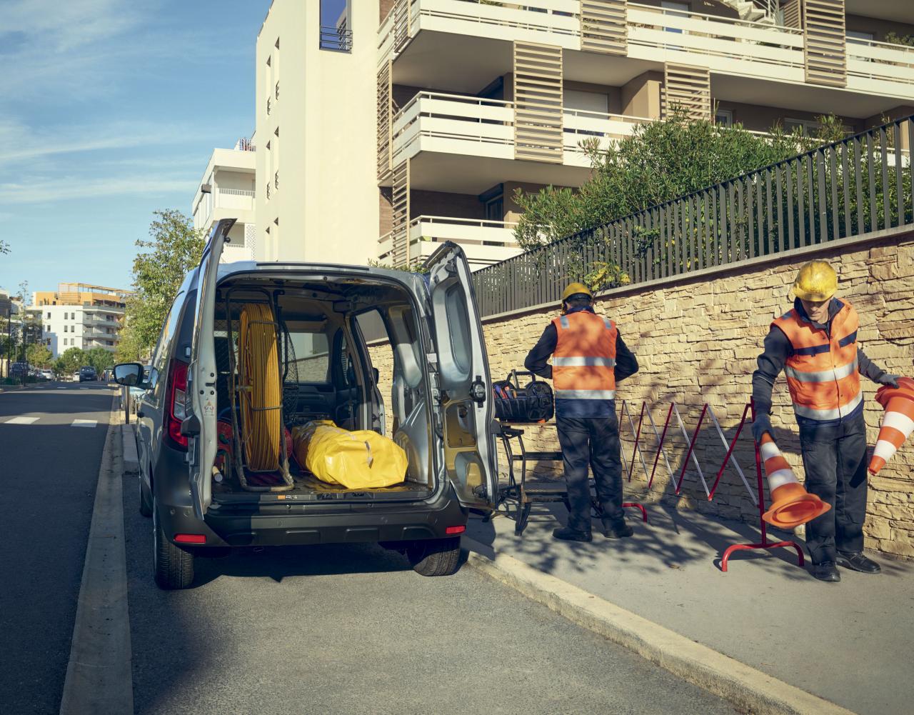 2021 - New Renault Express Van on location (4).jpg