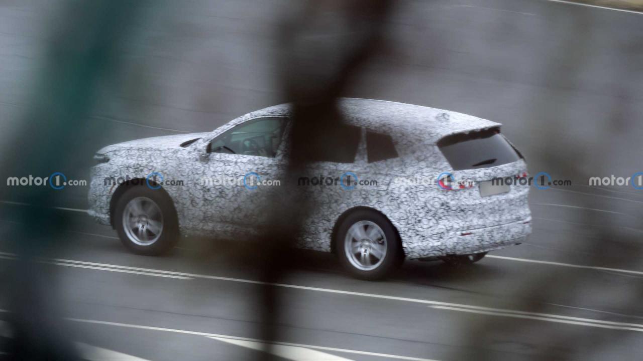 2023-honda-cr-v-spy-photo-debut (1).jpg