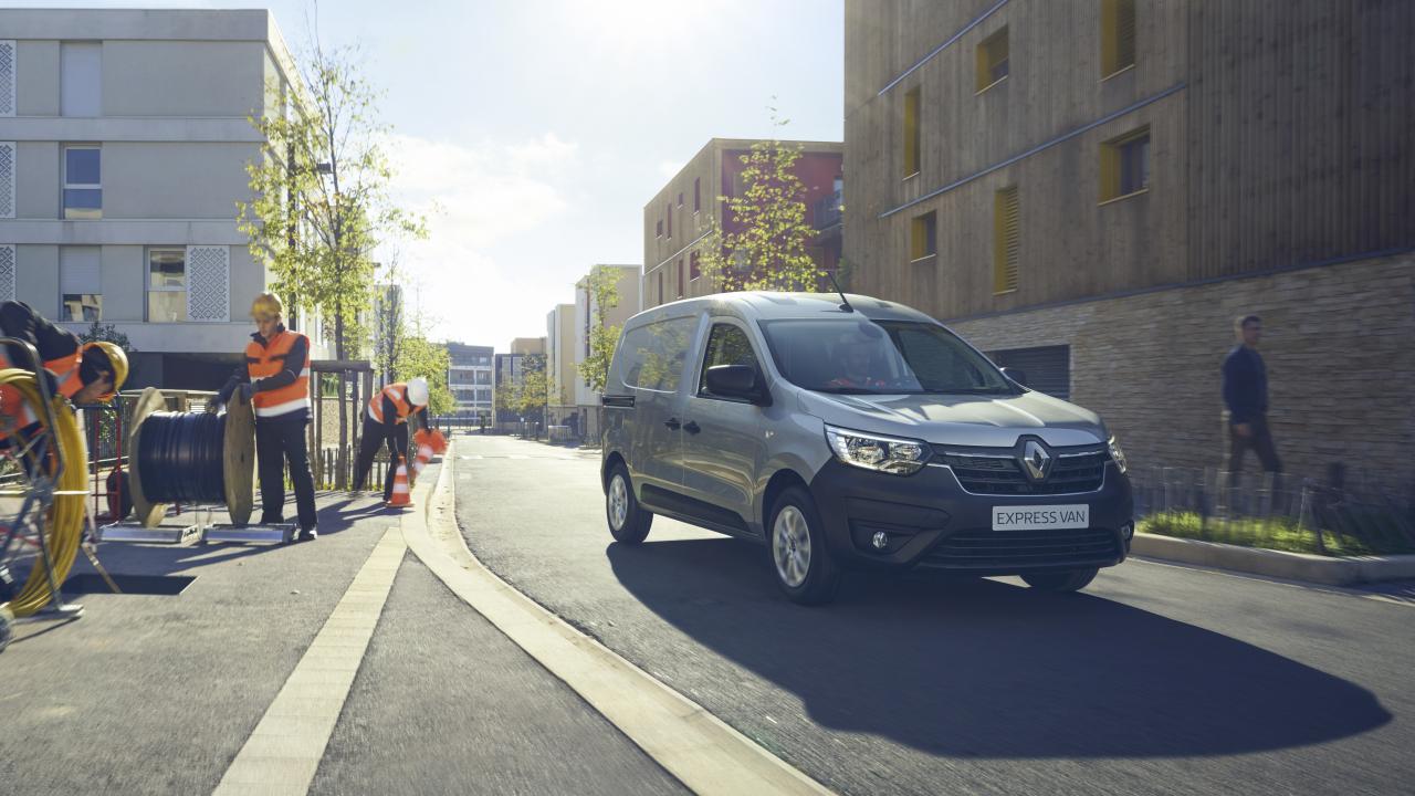 2021 - New Renault Express Van on location (3).jpg