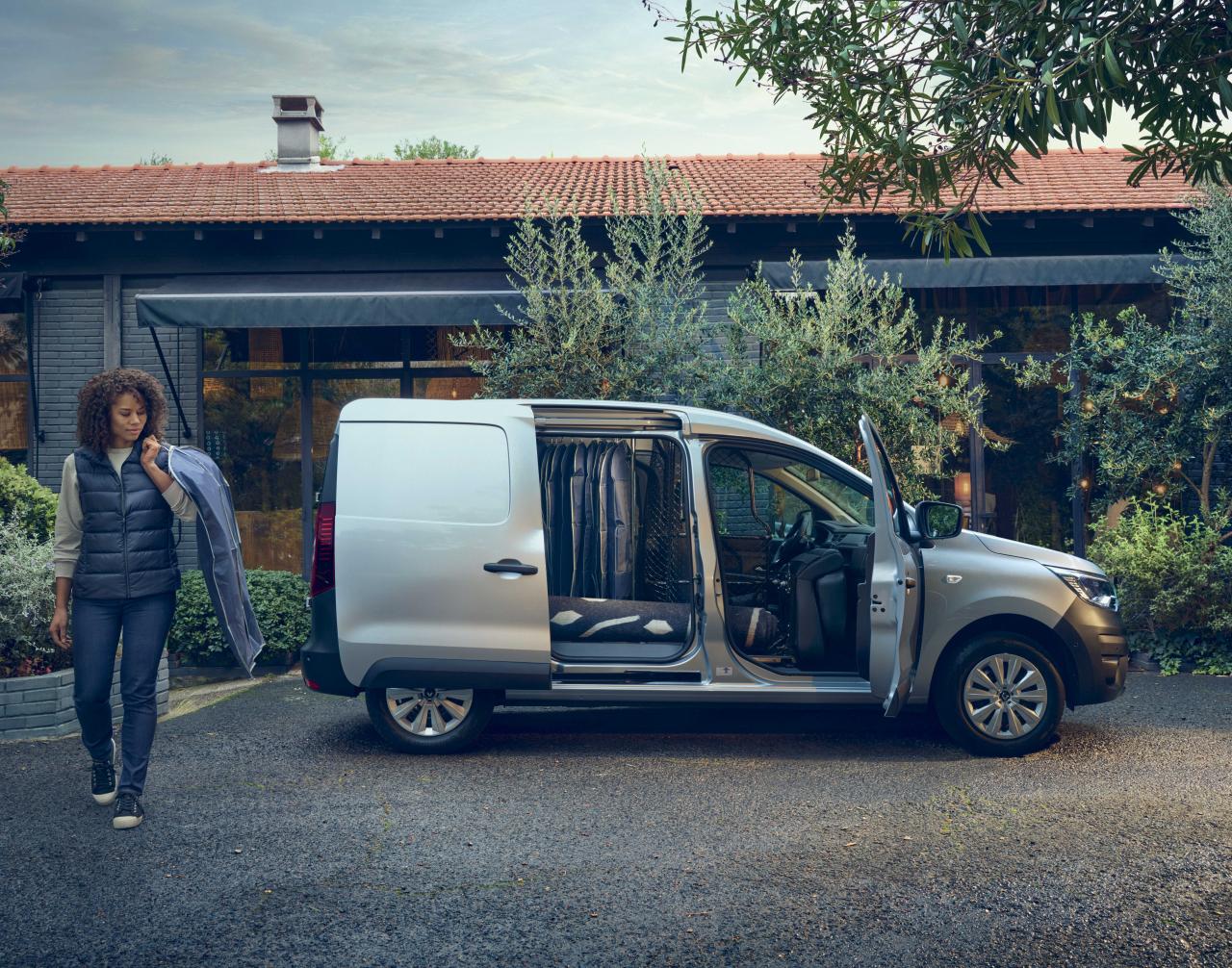 2021 - New Renault Express Van on location (6).jpg