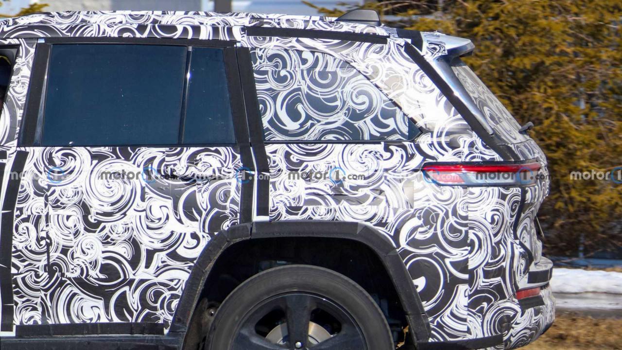 2022-jeep-grand-cherokee-side-close-spy-photo.thumb.jpg.28bb113f5130c365f8f41746411c1726.jpg
