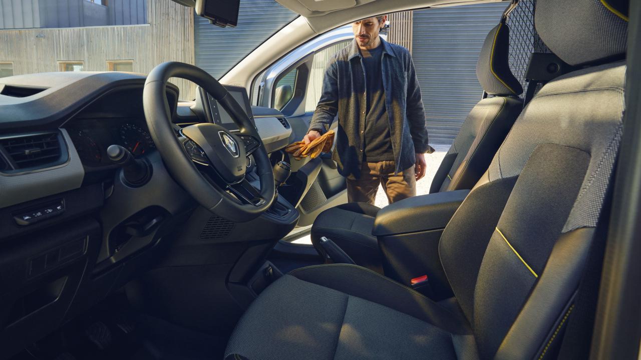 2021 - New Renault Kangoo Van on location (9).jpg
