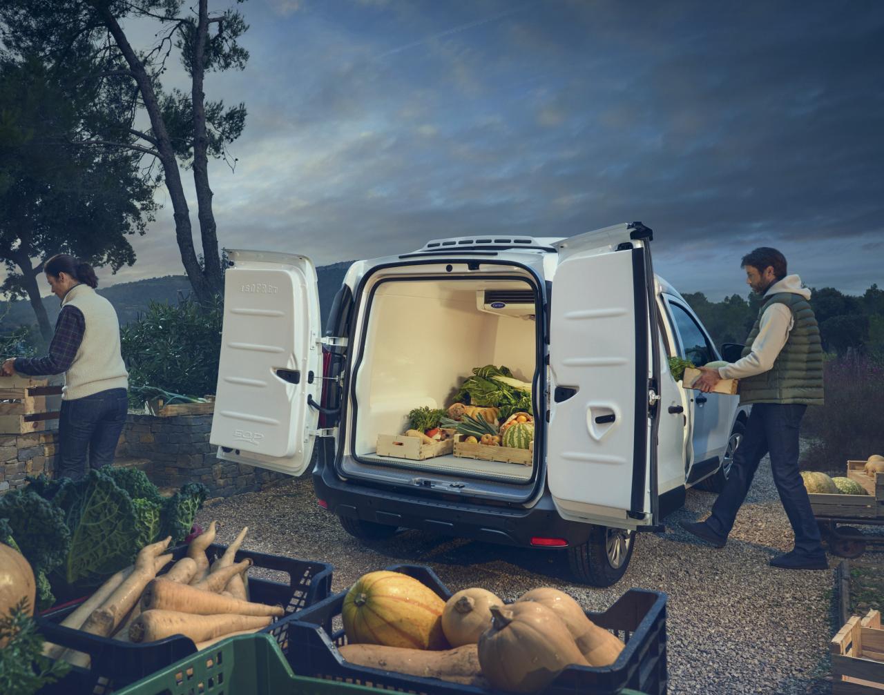 2021 - New Renault Express Van on location (8).jpg
