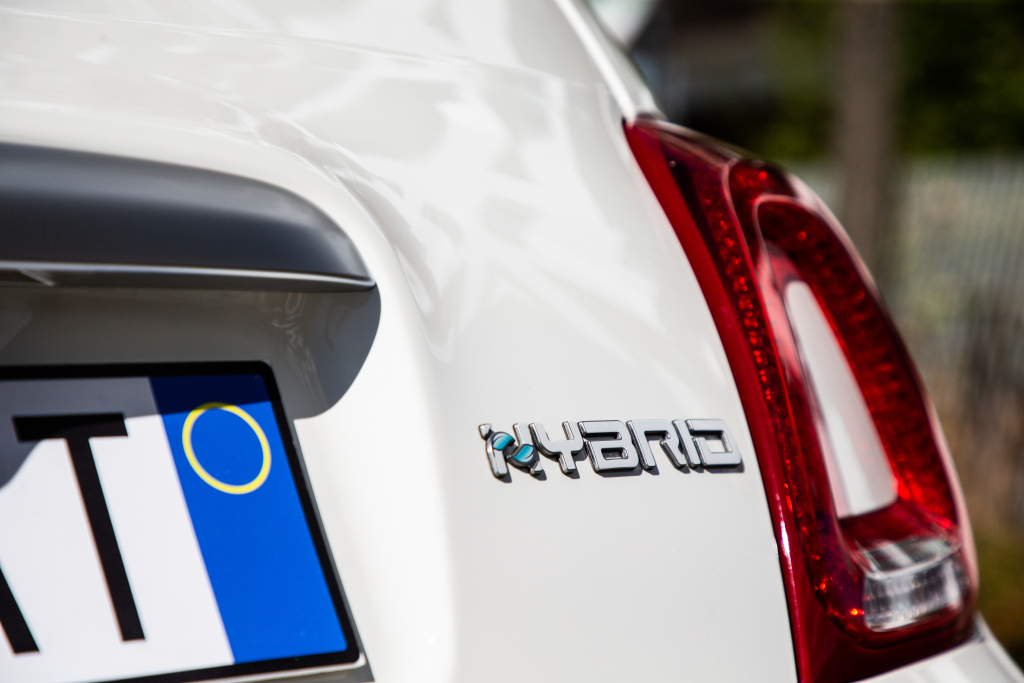 fiat_500_hey_google_hybrid_79.jpg.242cc4db5ff849634bd5417950b8fb31.jpg