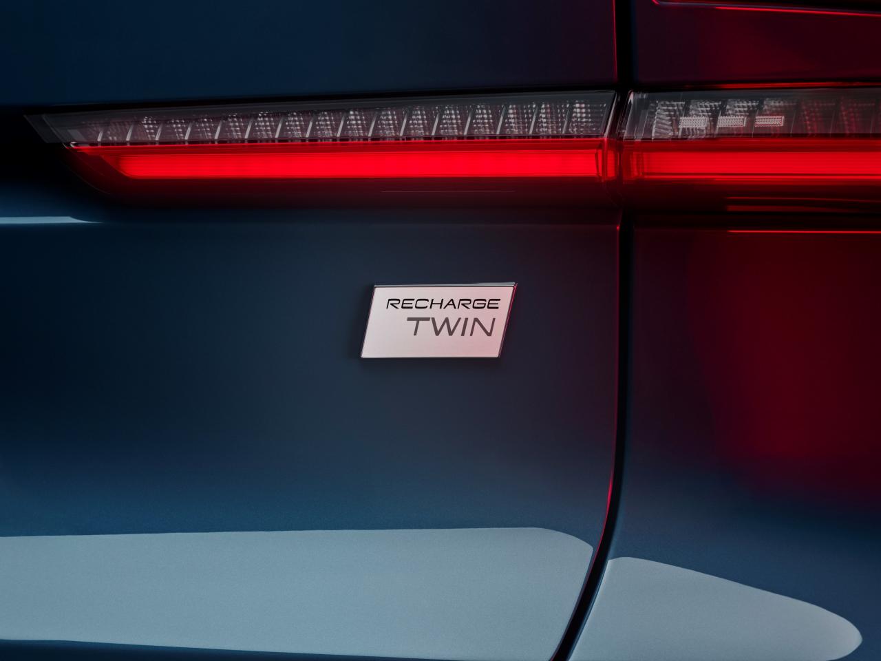 volvo-unveils-sleek-looking-c40-recharge-ev-with-420km-range_12.jpg