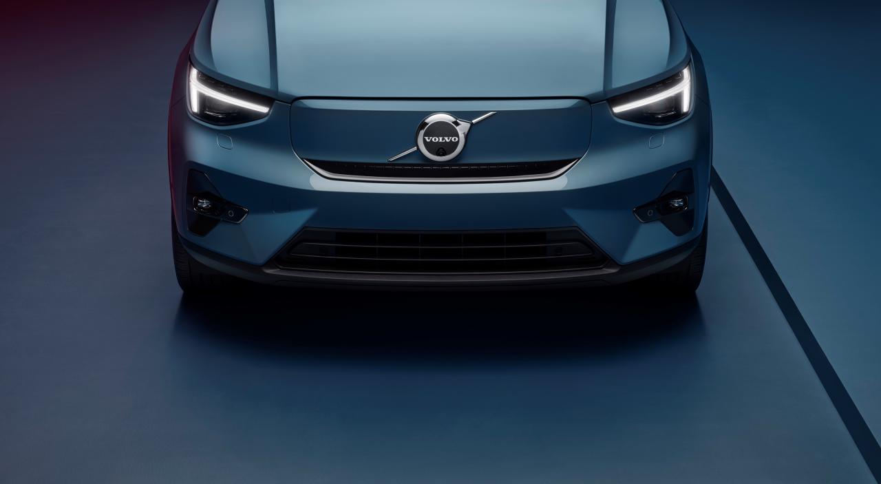 volvo-unveils-sleek-looking-c40-recharge-ev-with-420km-range_21.jpg