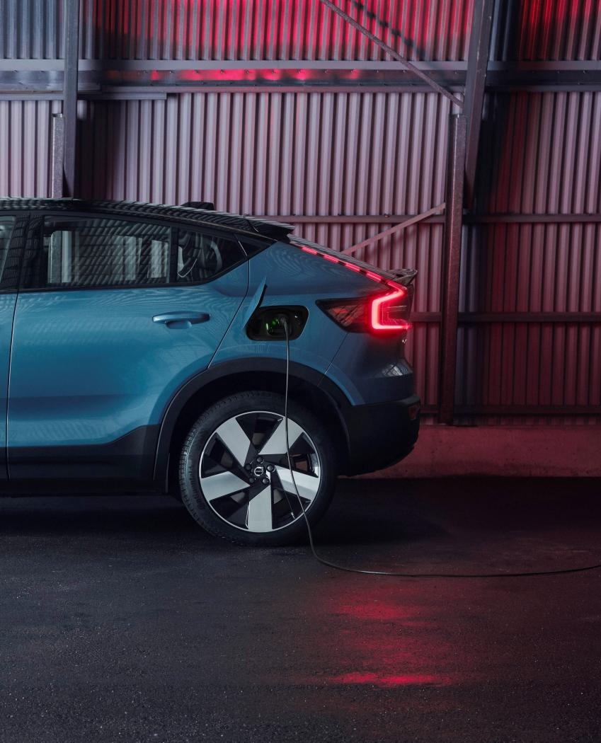 volvo-unveils-sleek-looking-c40-recharge-ev-with-420km-range_25.jpg