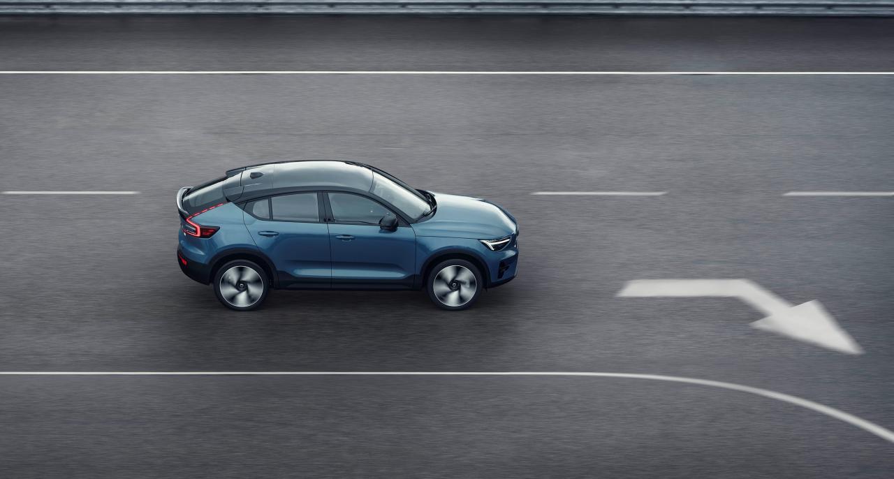 volvo-unveils-sleek-looking-c40-recharge-ev-with-420km-range_31.jpg