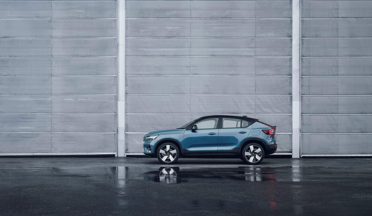 volvo-unveils-sleek-looking-c40-recharge-ev-with-420km-range_33.jpg