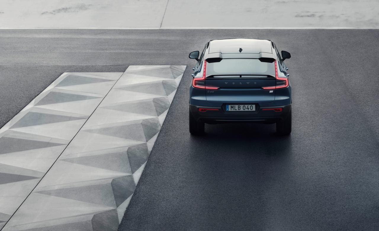 volvo-unveils-sleek-looking-c40-recharge-ev-with-420km-range_35.jpg