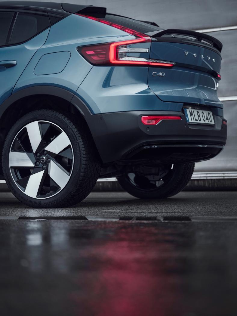 volvo-unveils-sleek-looking-c40-recharge-ev-with-420km-range_36.jpg