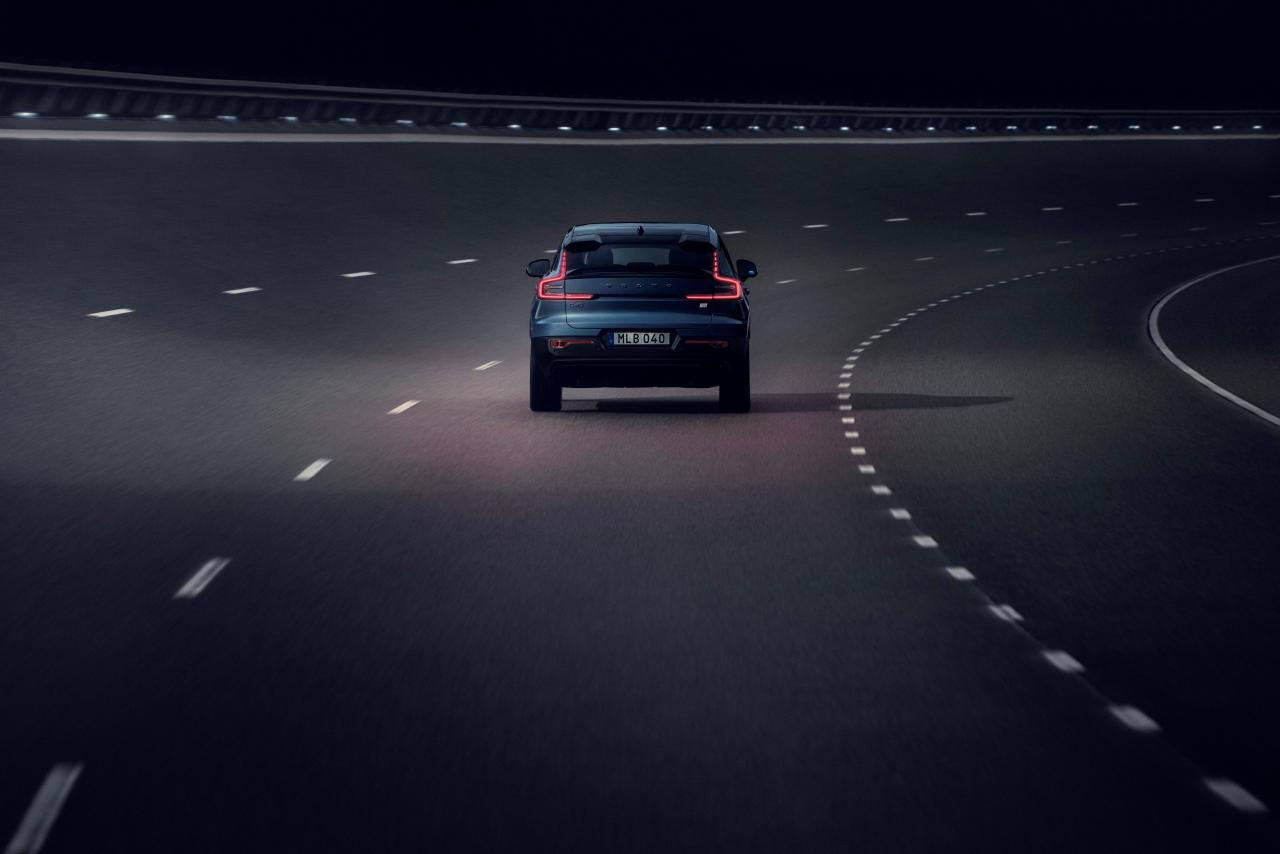 volvo-unveils-sleek-looking-c40-recharge-ev-with-420km-range_37.jpg