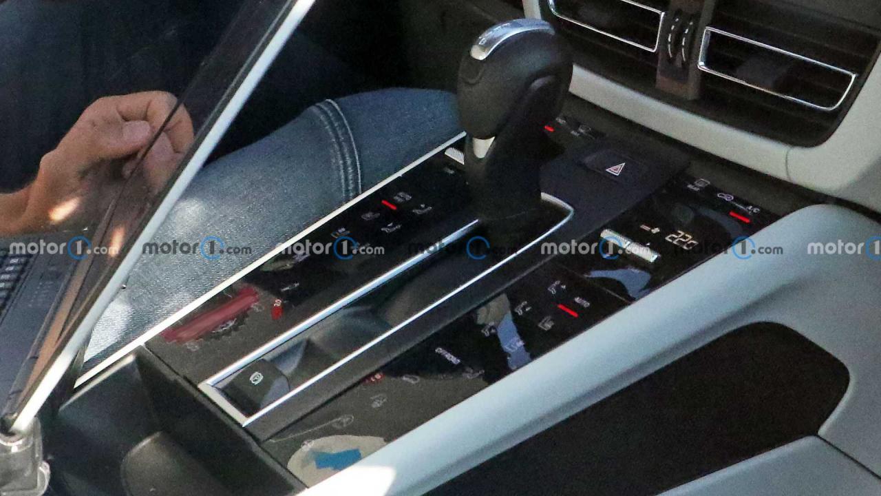 next-gen-porsche-macan-spy-shots (3).jpg