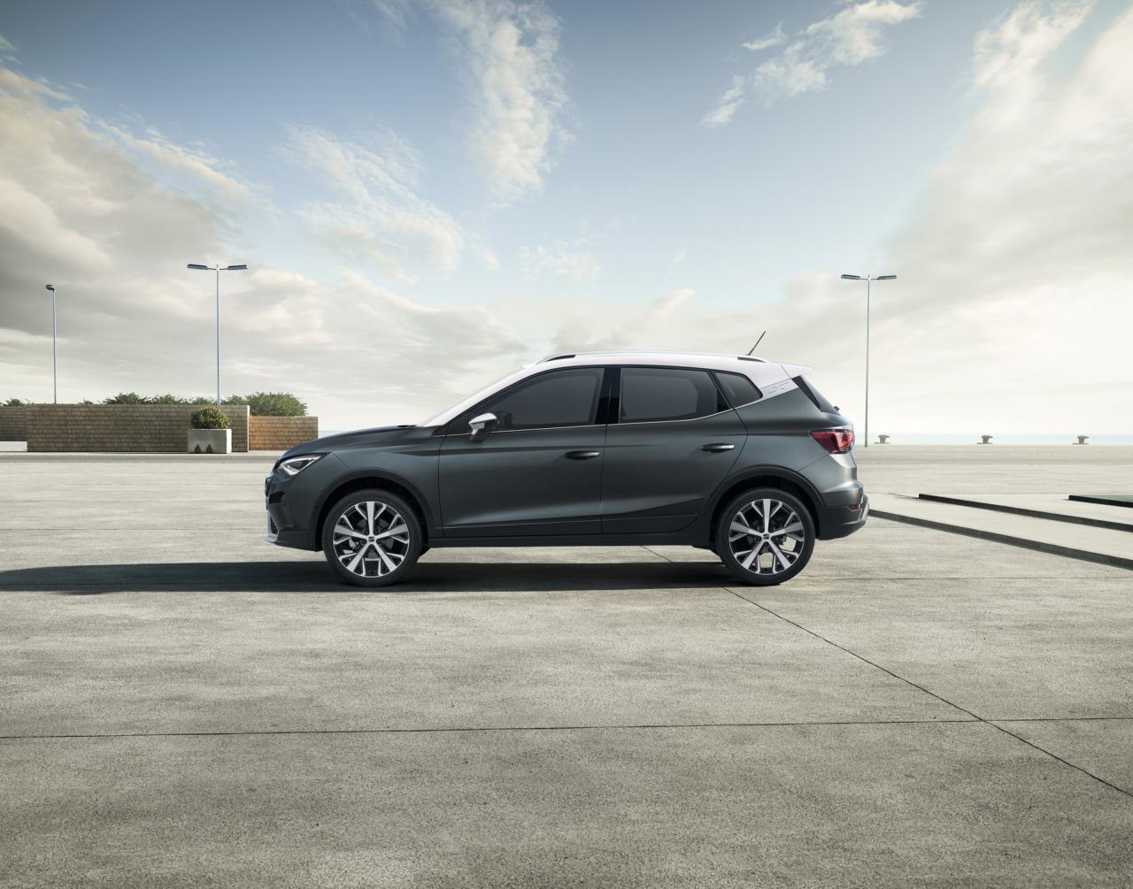 2021-SEAT-Arona-Xperience-Dark-4.jpg