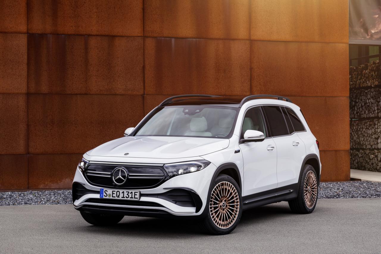 2022-Mercedes-EQB-10.jpg