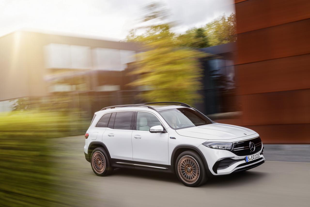 2022-Mercedes-EQB-12.jpg