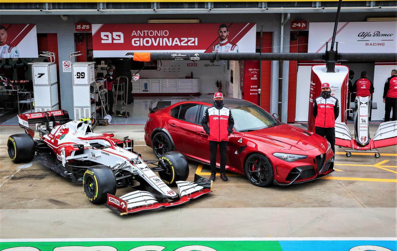 Alfa-Romeo-Giulia-GTAm-ImolaGP-02.thumb.jpg.2a3091e0d82b0f8b35cb22e95929392e.jpg