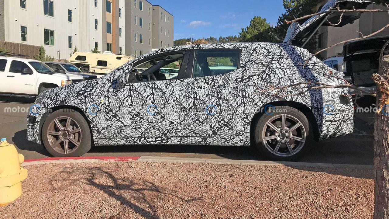 mercedes-benz-eqs-suv-side-view-spy-photo (1).jpg