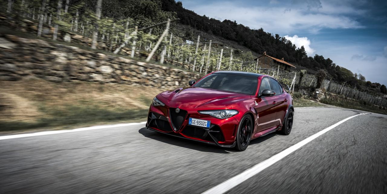 Alfa_Romeo_Giulia_GTAm_04 (1).jpg