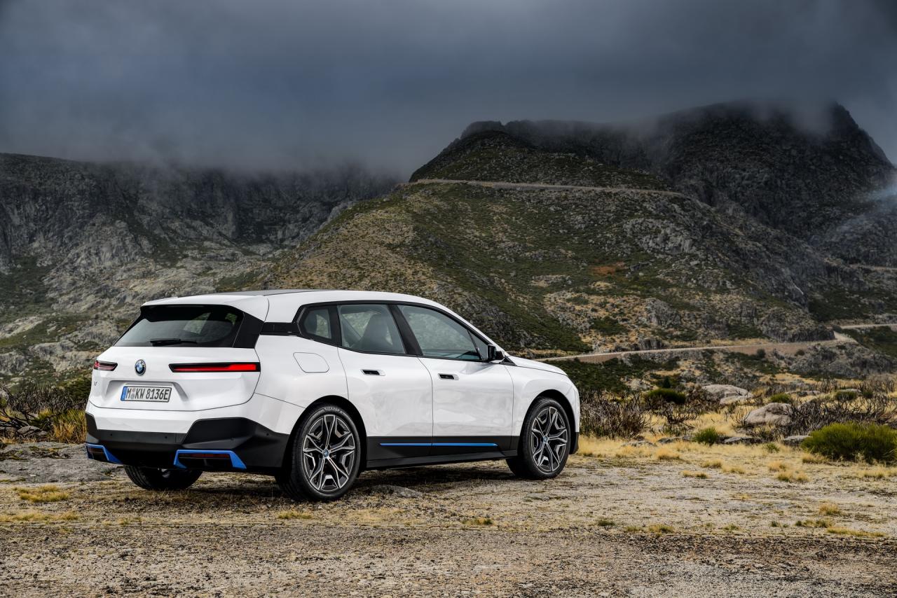 2022-BMW-iX-35.jpg