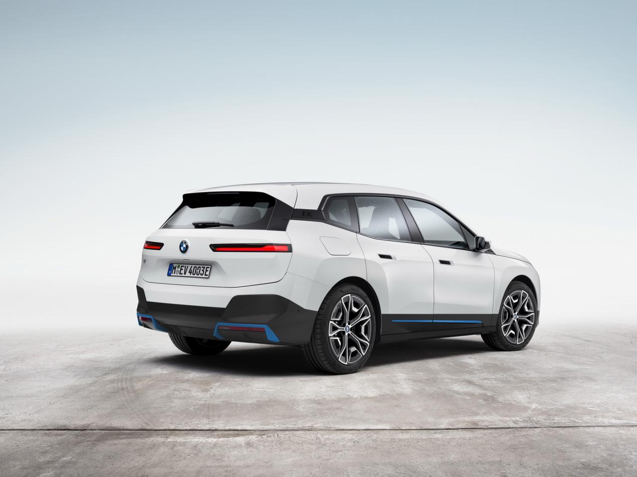 2022-BMW-iX-75.jpg