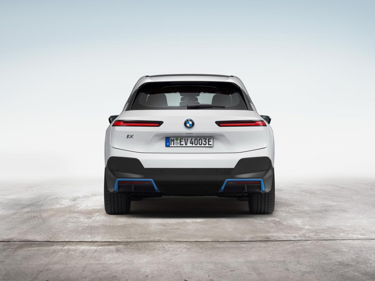 2022-BMW-iX-77.jpg