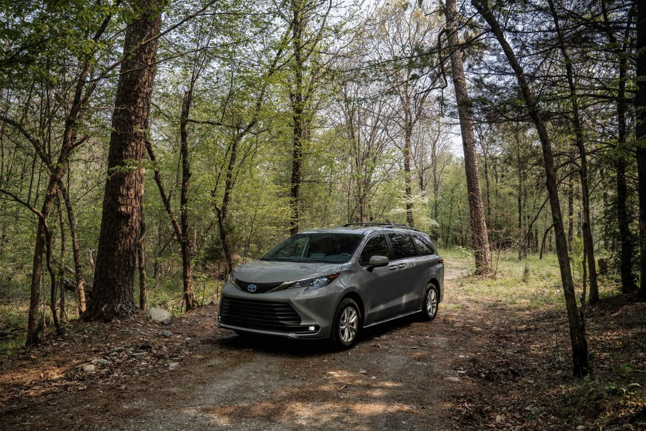 2022_Toyota_Sienna_Woodland_Special_Edition_03.jpg