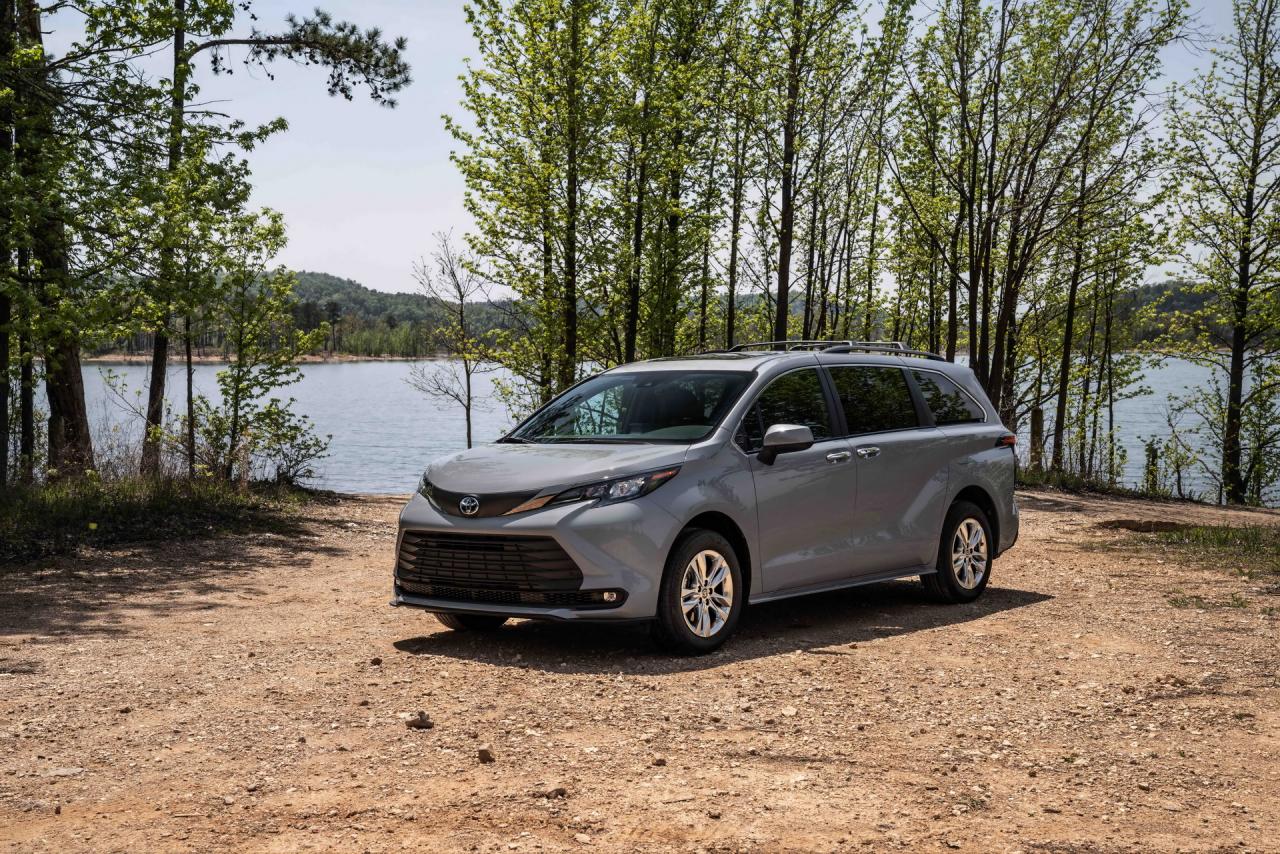 2022_Toyota_Sienna_Woodland_Special_Edition_09.jpg