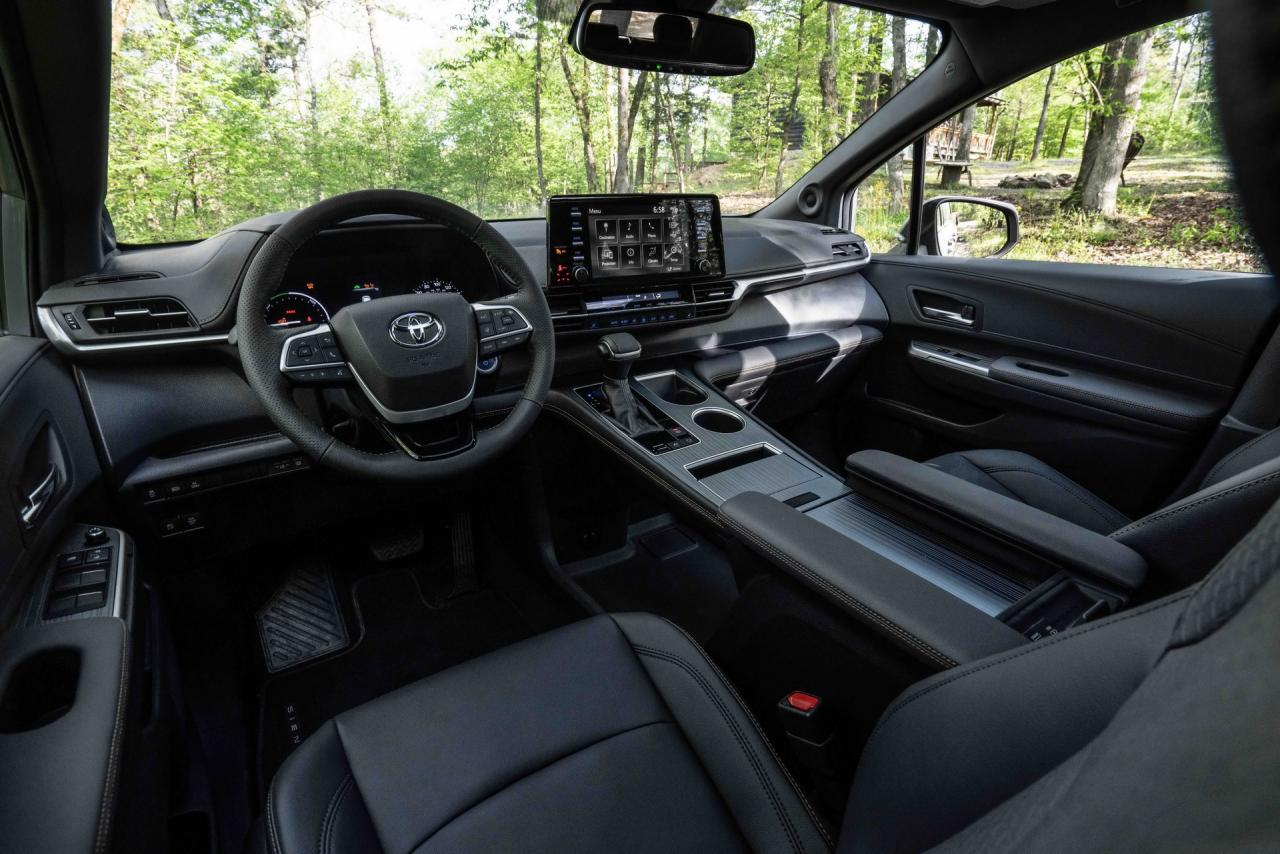 2022_Toyota_Sienna_Woodland_Special_Edition_17.jpg
