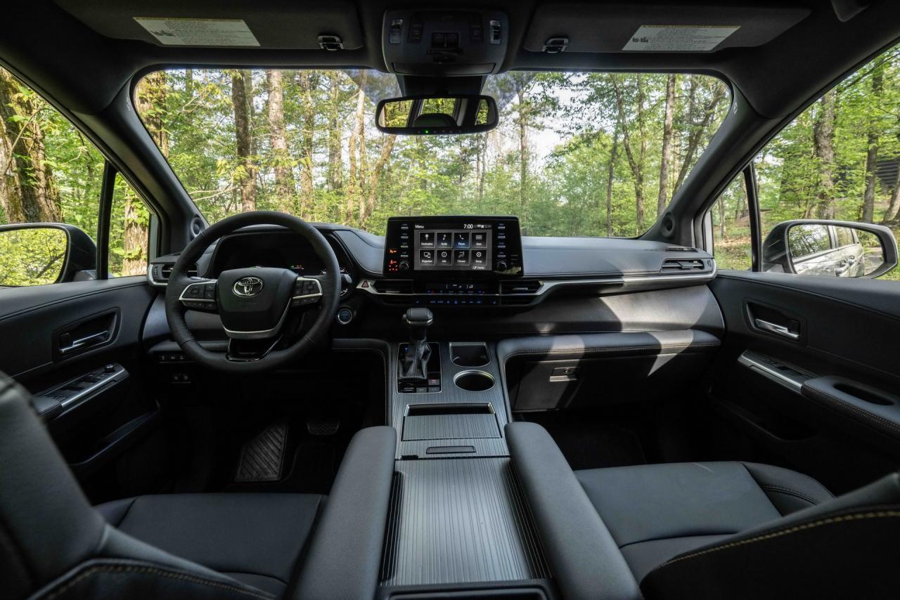 2022_Toyota_Sienna_Woodland_Special_Edition_18.jpg