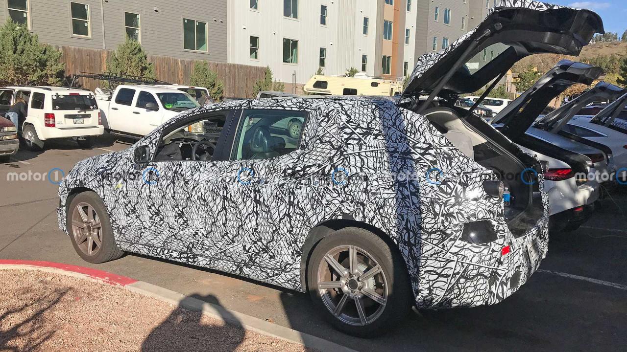 mercedes-benz-eqs-suv-side-view-spy-photo (2).jpg
