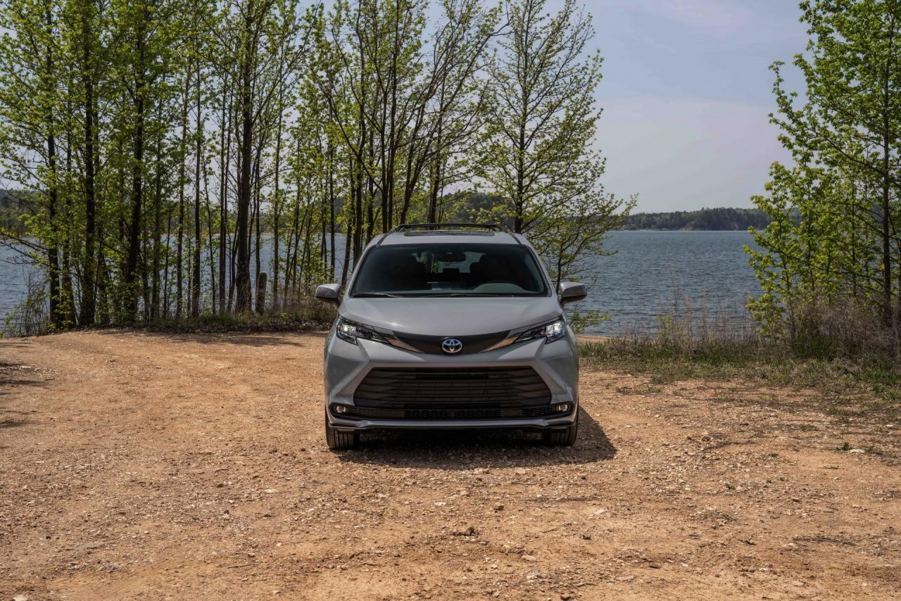 2022_Toyota_Sienna_Woodland_Special_Edition_10 (1).jpg